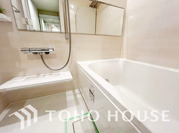 風呂 【浴室】《一日の疲れを落としてくれる場所は、落ち着く場所でなければならない》　高級感溢れるカラーと大きさ・柔らかな曲線で構成された半身浴も楽しめるバスタブが心地よさをもたらします。