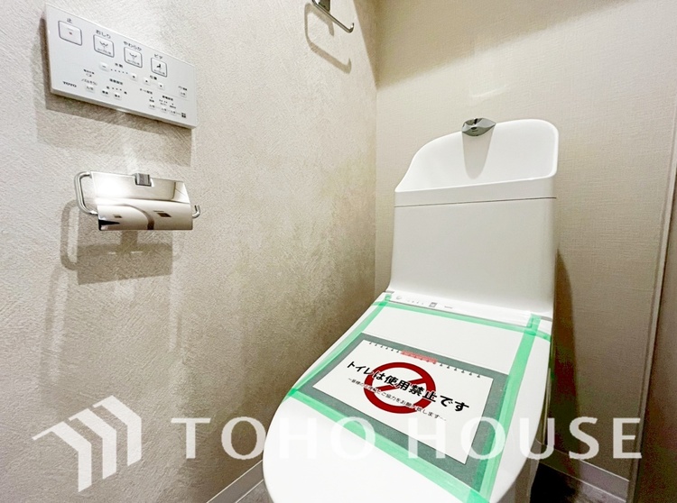 トイレ 清潔感あるホワイト調のクロスと温もり溢れるモダンカラーの床材が見事に調和した本邸宅は、毎日の生活を少しでも快適に過ごして頂ける様に落ち着いた雰囲気作りから行っています。