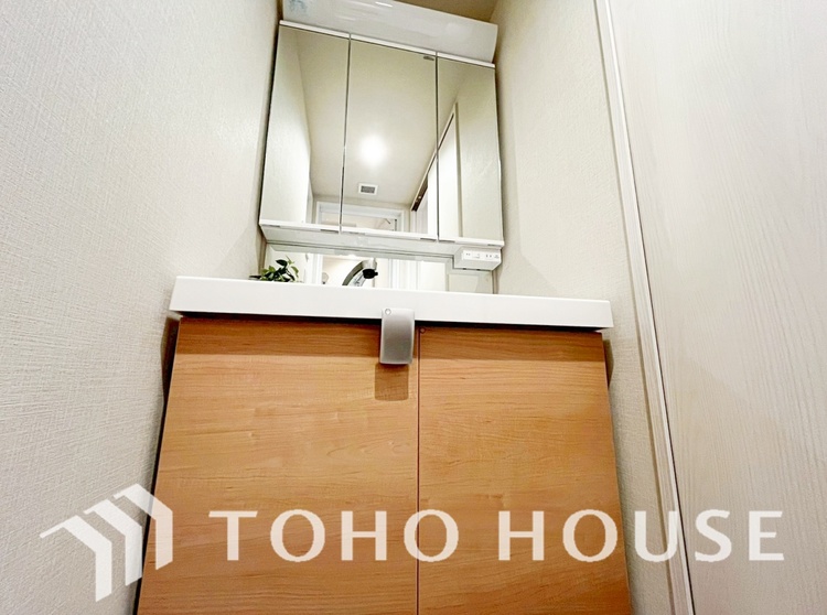 洗面 気持ちの良い朝をつくりだし、夕方には笑顔を取り戻させてくれるミラー。パウダールームはいつでも本来の自分を取り戻せる空間。明るく仕上げてあります。