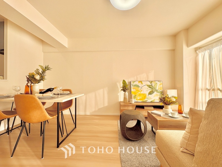 内装 ここにはみんなが集い、食事と楽しい会話が始まる。話に夢中になりすぎて、ついつい時を忘れ夜半過ぎになってしまう。