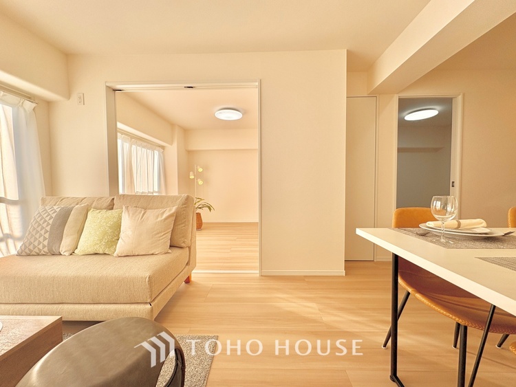 内装 ここにはみんなが集い、食事と楽しい会話が始まる。話に夢中になりすぎて、ついつい時を忘れ夜半過ぎになってしまう。そんな束の間の幸せを感じさせてくれる場所でありたい。