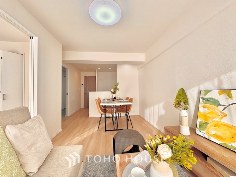 内装 ここにはみんなが集い、食事と楽しい会話が始まる。話に夢中になりすぎて、ついつい時を忘れ夜半過ぎになってしまう。そんな束の間の幸せを感じさせてくれる場所でありたい。