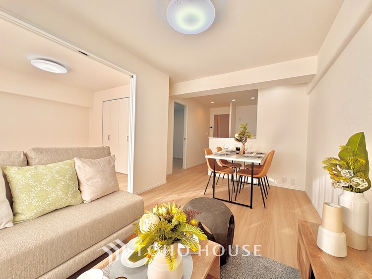 内装 ここにはみんなが集い、食事と楽しい会話が始まる。話に夢中になりすぎて、ついつい時を忘れ夜半過ぎになってしまう。そんな束の間の幸せを感じさせてくれる場所でありたい。