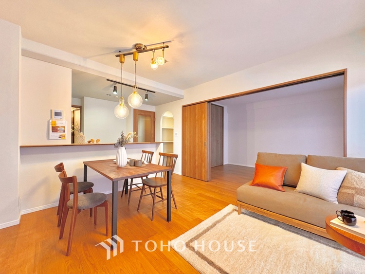 内装 ここにはみんなが集い、食事と楽しい会話が始まる。話に夢中になりすぎて、ついつい時を忘れ夜半過ぎになってしまう。