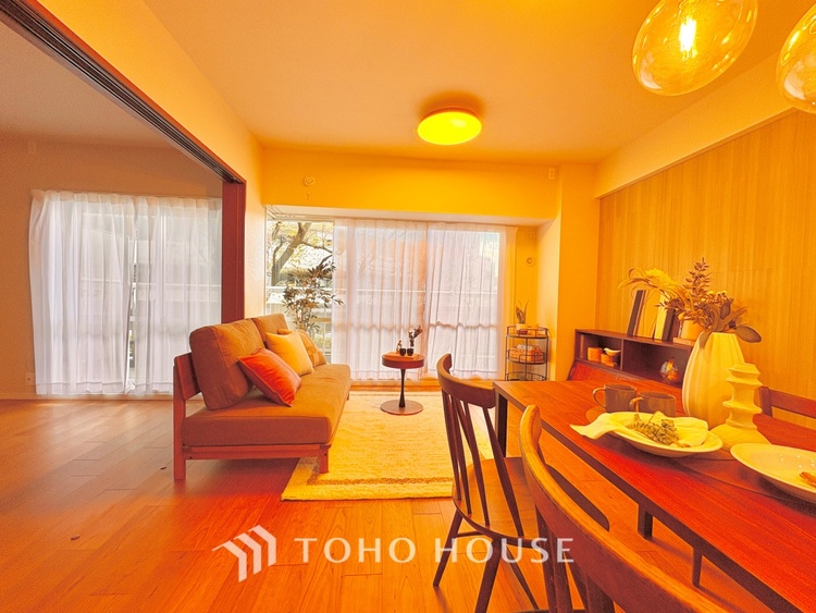 内装 ここにはみんなが集い、食事と楽しい会話が始まる。