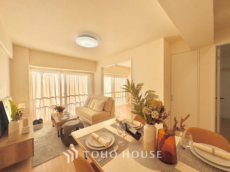 内装 ここにはみんなが集い、食事と楽しい会話が始まる。話に夢中になりすぎて、ついつい時を忘れ夜半過ぎになってしまう。そんな束の間の幸せを感じさせてくれる場所でありたい。