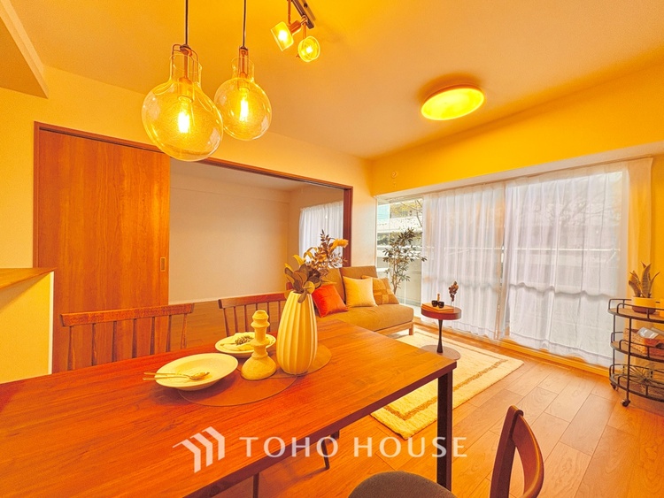 内装 ここにはみんなが集い、食事と楽しい会話が始まる。話に夢中になりすぎて、ついつい時を忘れ夜半過ぎになってしまう。そんな束の間の幸せを感じさせてくれる場所でありたい。