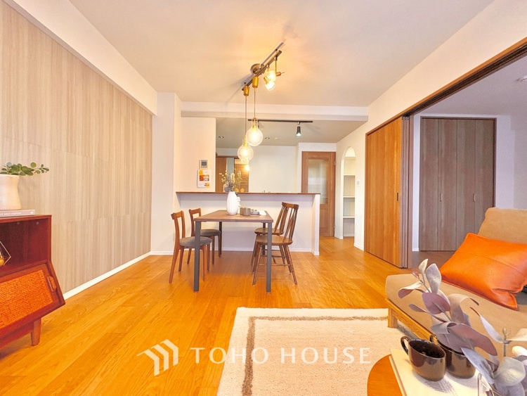 内装 ここにはみんなが集い、食事と楽しい会話が始まる。話に夢中になりすぎて、ついつい時を忘れ夜半過ぎになってしまう。そんな束の間の幸せを感じさせてくれる場所でありたい。