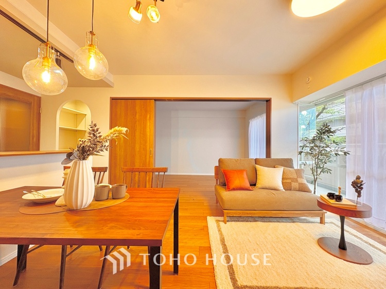 内装 ここにはみんなが集い、食事と楽しい会話が始まる。話に夢中になりすぎて、ついつい時を忘れ夜半過ぎになってしまう。そんな束の間の幸せを感じさせてくれる場所でありたい。