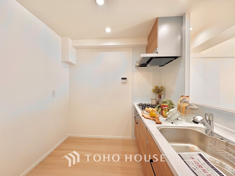 キッチン 【Kitchen】調理しながらもご家族のお顔が見れるカウンターキッチン。ついつい料理中お子様の様子が気になるもの。安心してお料理に取り組んでいただけます。会話だって自然とはずむはず。