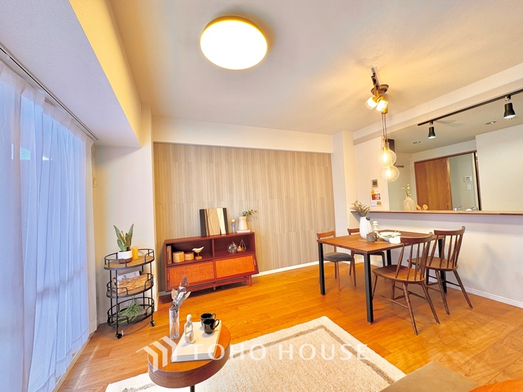 内装 ここにはみんなが集い、食事と楽しい会話が始まる。話に夢中になりすぎて、ついつい時を忘れ夜半過ぎになってしまう。そんな束の間の幸せを感じさせてくれる場所でありたい。