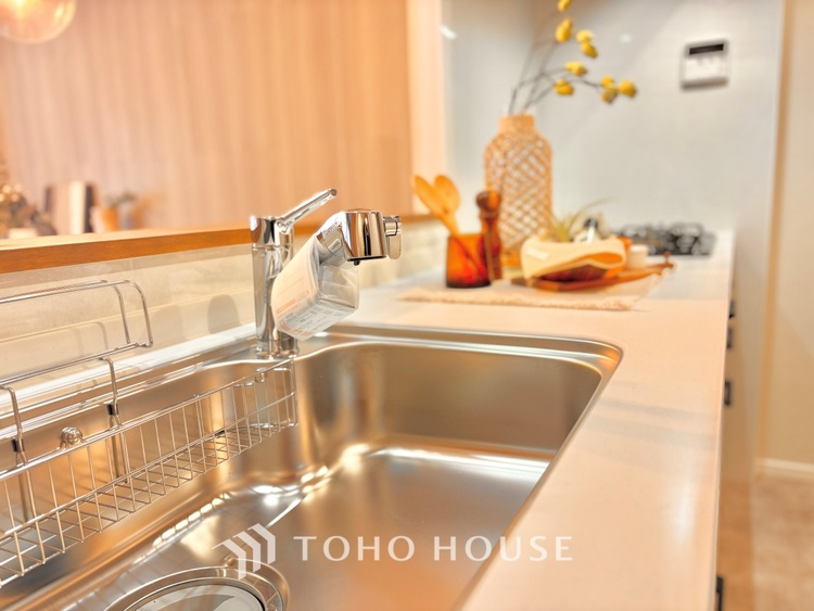 キッチン 【Kitchen】調理しながらもご家族のお顔が見れるカウンターキッチン。ついつい料理中お子様の様子が気になるもの。安心してお料理に取り組んでいただけます。会話だって自然とはずむはず。