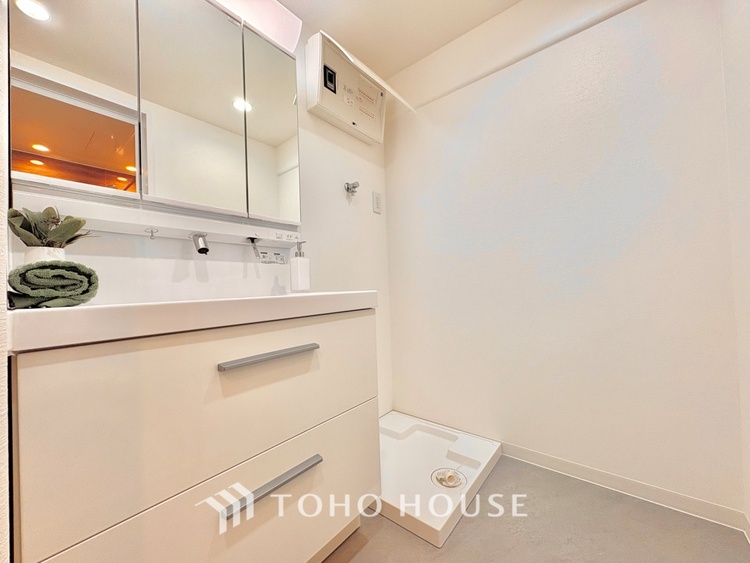 洗面 清潔感あふれる洗面化粧台で、毎日の身支度を快適にサポートします。