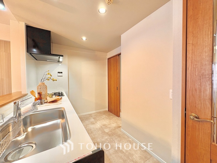 キッチン 【Kitchen】キッチンは家族の絆を育む大切な空間。シンプルで使い易いSystemKitchenで愉しく作る料理は愛情のある美味しいご馳走に。