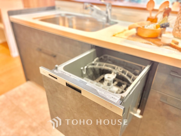 キッチン ◆食洗機◆お子様の面倒を見れる時間が増え時短になります。加えて手荒れも防げてしかも節水が高い為、大変人気があり重宝します。