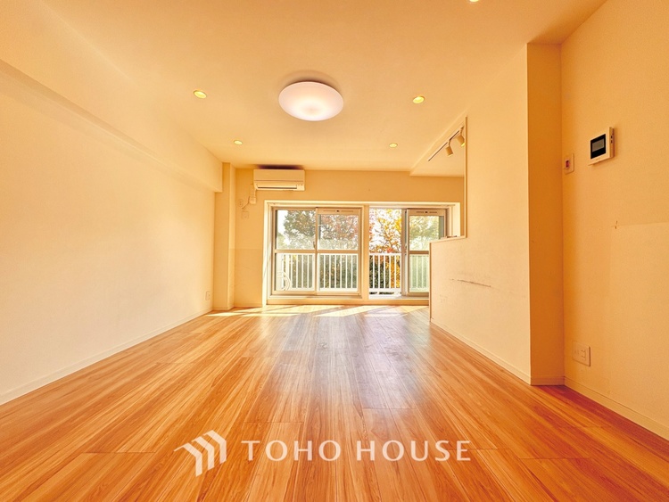 内装 ここにはみんなが集い、食事と楽しい会話が始まる。話に夢中になりすぎて、ついつい時を忘れ夜半過ぎになってしまう。そんな束の間の幸せを感じさせてくれる場所でありたい。