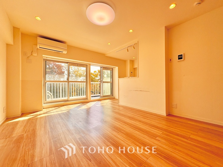 内装 ここにはみんなが集い、食事と楽しい会話が始まる。話に夢中になりすぎて、ついつい時を忘れ夜半過ぎになってしまう。そんな束の間の幸せを感じさせてくれる場所でありたい。