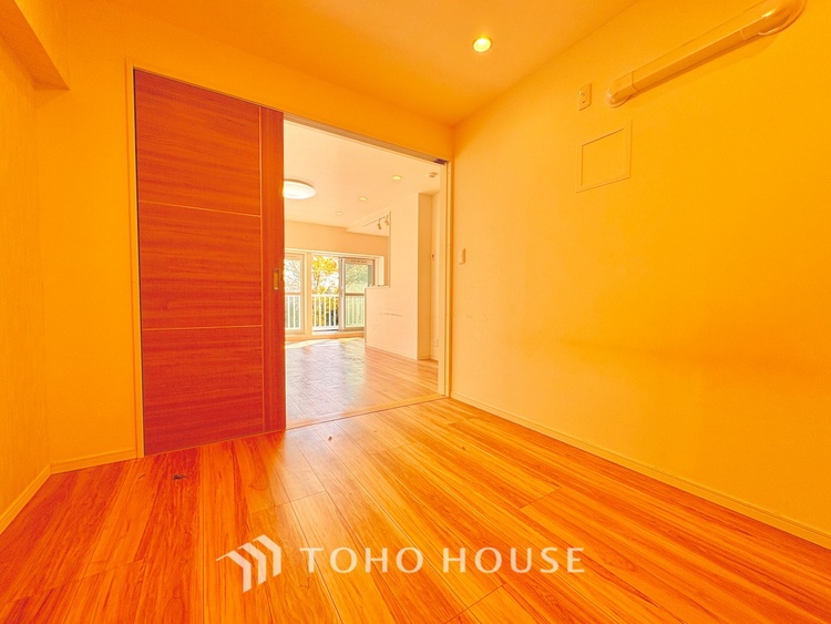 内装 使いやすく、明るい洋室に仕上がります。