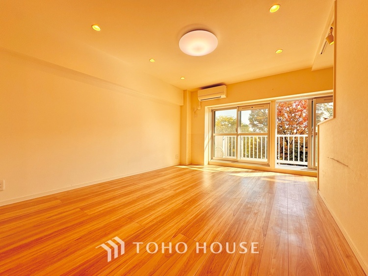 内装 ここにはみんなが集い、食事と楽しい会話が始まる。話に夢中になりすぎて、ついつい時を忘れ夜半過ぎになってしまう。そんな束の間の幸せを感じさせてくれる場所でありたい。