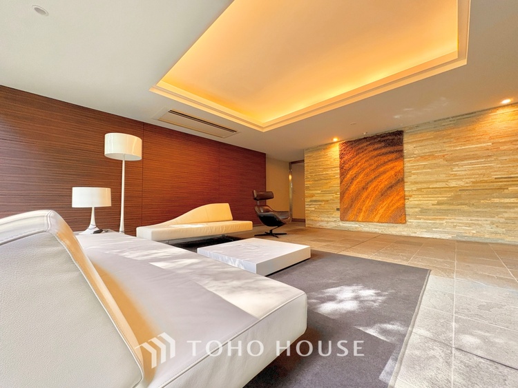 エントランス ほんの少しのこだわり。ちょっとした色使いがその家がもつ雰囲気、趣（おもむき）を携え、暮らす家族や訪ねてくる友人・知人に新鮮な香りを運んできます。