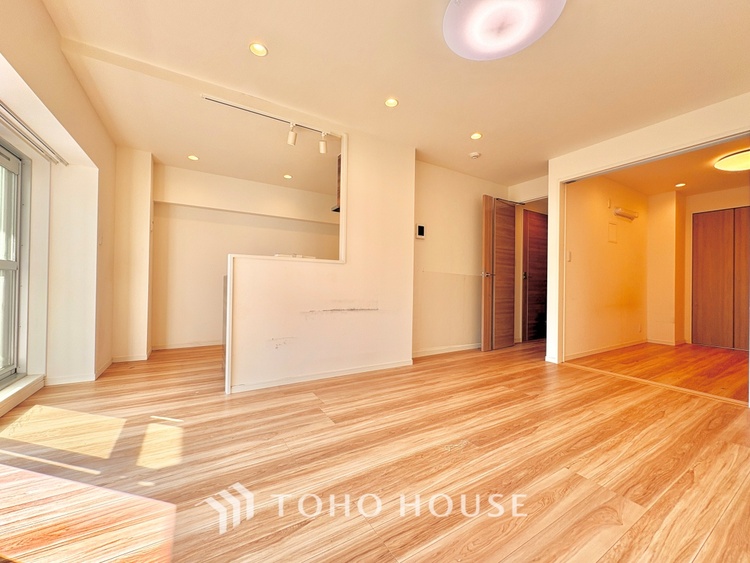 内装 ここにはみんなが集い、食事と楽しい会話が始まる。話に夢中になりすぎて、ついつい時を忘れ夜半過ぎになってしまう。そんな束の間の幸せを感じさせてくれる場所でありたい。