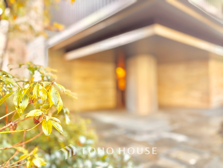 外観 ほんの少しのこだわり。ちょっとした色使いがその家がもつ雰囲気、趣（おもむき）を携え、暮らす家族や訪ねてくる友人・知人に新鮮な香りを運んできます。