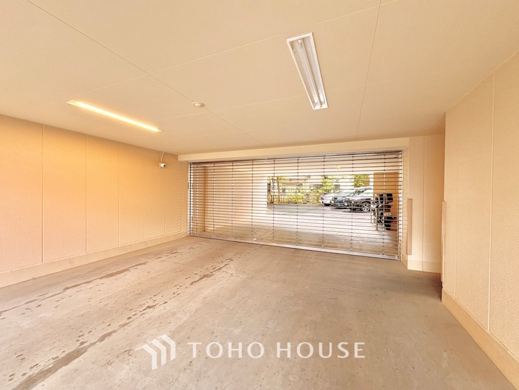 エントランス ほんの少しのこだわり。ちょっとした色使いがその家がもつ雰囲気、趣（おもむき）を携え、暮らす家族や訪ねてくる友人・知人に新鮮な香りを運んできます。