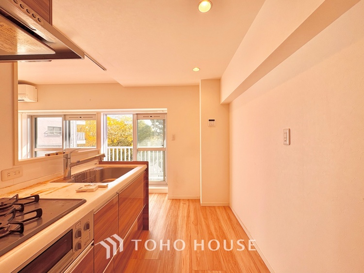 キッチン 【Kitchen】調理しながらもご家族のお顔が見れるカウンターキッチン。ついつい料理中お子様の様子が気になるもの。安心してお料理に取り組んでいただけます。会話だって自然とはずむはず。