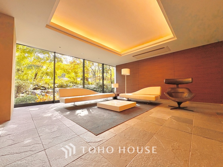 エントランス ほんの少しのこだわり。ちょっとした色使いがその家がもつ雰囲気、趣（おもむき）を携え、暮らす家族や訪ねてくる友人・知人に新鮮な香りを運んできます。