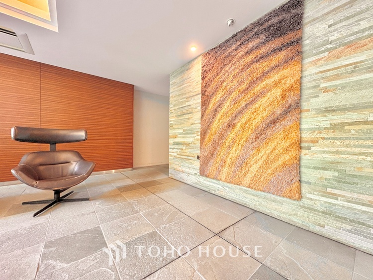 エントランス ほんの少しのこだわり。ちょっとした色使いがその家がもつ雰囲気、趣（おもむき）を携え、暮らす家族や訪ねてくる友人・知人に新鮮な香りを運んできます。