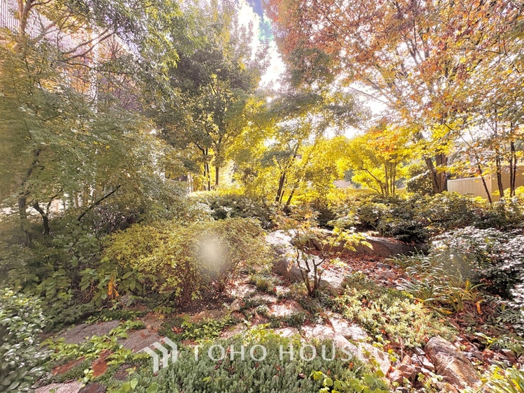 外観 ほんの少しのこだわり。ちょっとした色使いがその家がもつ雰囲気、趣（おもむき）を携え、暮らす家族や訪ねてくる友人・知人に新鮮な香りを運んできます。