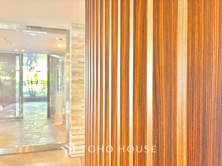 エントランス ほんの少しのこだわり。ちょっとした色使いがその家がもつ雰囲気、趣（おもむき）を携え、暮らす家族や訪ねてくる友人・知人に新鮮な香りを運んできます。