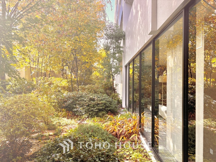 外観 ほんの少しのこだわり。ちょっとした色使いがその家がもつ雰囲気、趣（おもむき）を携え、暮らす家族や訪ねてくる友人・知人に新鮮な香りを運んできます。