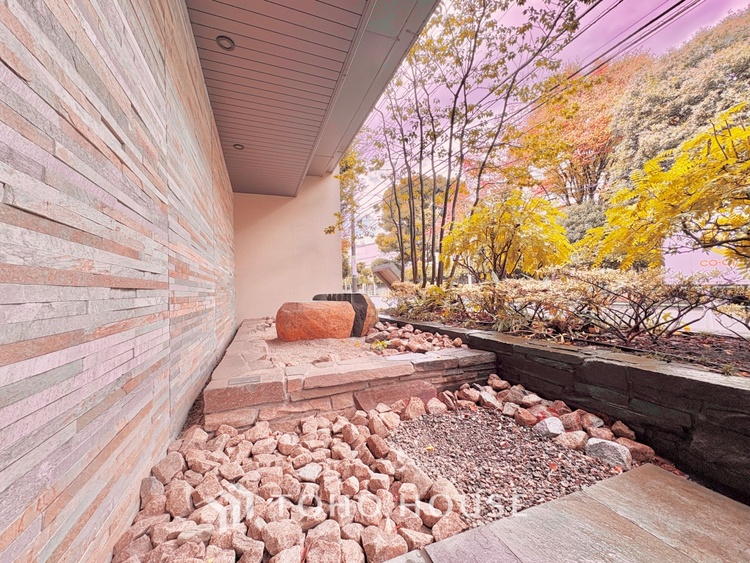 外観 ほんの少しのこだわり。ちょっとした色使いがその家がもつ雰囲気、趣（おもむき）を携え、暮らす家族や訪ねてくる友人・知人に新鮮な香りを運んできます。