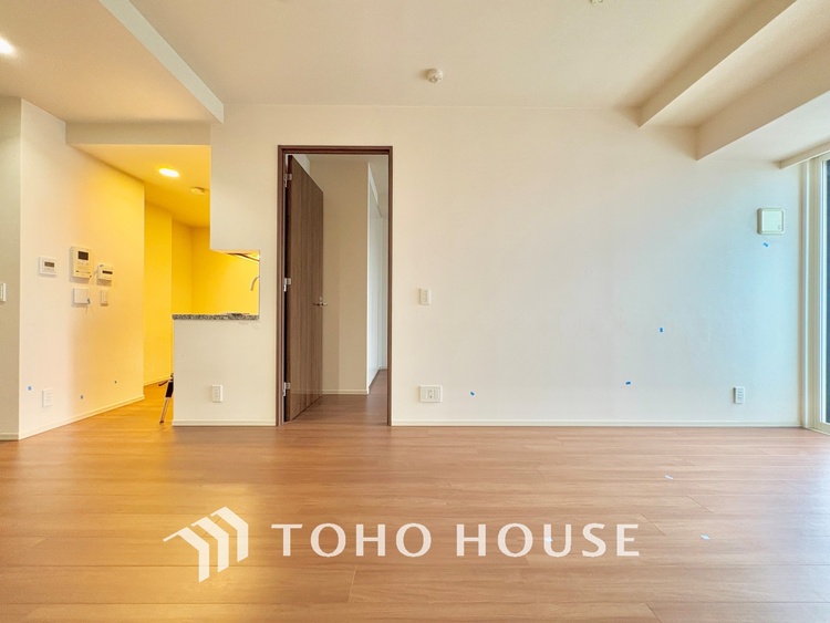 内装 叶えたかったのは落ち着きのあるナチュラルな風合い、そして開放感があるリビング。優雅な気分に浸れる幸せな時間を家族が自然と集まりたくなるこの空間で。