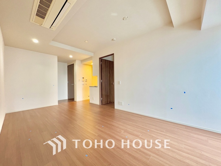 内装 ここはみんなが集い、食事と楽しい会話が始まる場所。話に夢中になりすぎて、ついつい時を忘れ、夜半過ぎになってしまう。そんな束の間の幸せを感じさせてくれます。