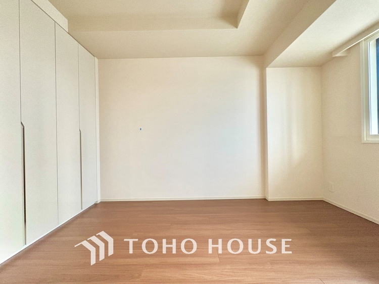 内装 ◆瀟洒な空間◆落ち着いた小棚や室内の緑光、アクセントのある彩が見事に調和させた瀟洒なリビングルーム。ここに集まる家族の会話と笑顔が絶え間なく続く幸せな空間。