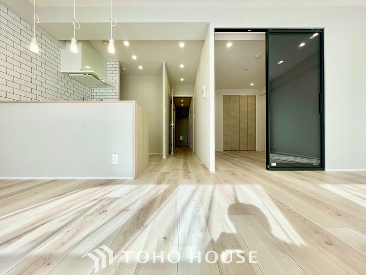 内装 【LIVING】◆陽光◆が差し込む。この開放的なLDKに家族の笑顔が集う。家族が一緒に過ごす空間は明るく、そして居心地よく。