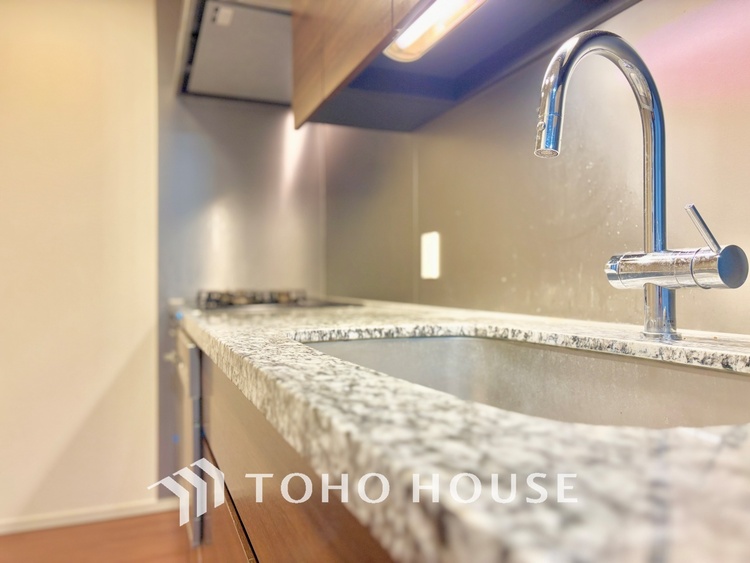 キッチン 広々としたキッチンのシンクは、料理の準備と片付けを楽にし、使いやすさを最大限に引き立てます。