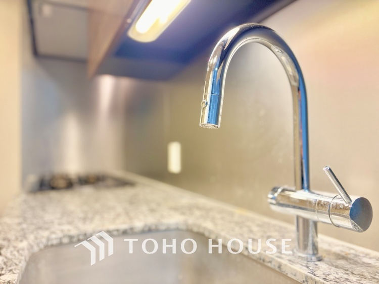 キッチン キッチンは家族の絆を育む大切な空間。シンプルで使い易いシステムキッチンで愉しく作る料理は愛情のある美味しいご馳走に。家族で使える対面式キッチンです。