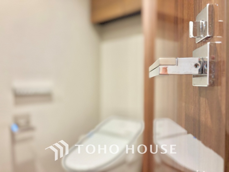 トイレ 清潔感あるホワイト調のクロスと温もり溢れるモダンカラーの床材が見事に調和した本邸宅は、毎日の生活を少しでも快適に過ごして頂ける様に落ち着いた雰囲気作りから行っています。