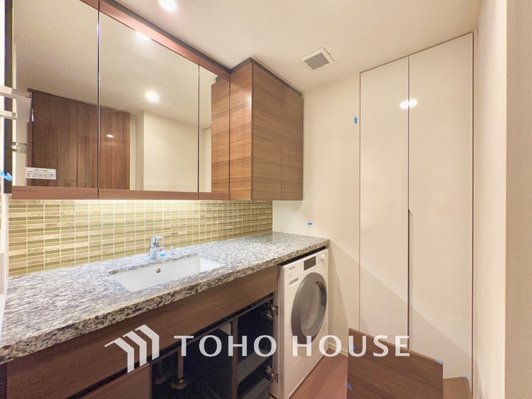 洗面 気持ちの良い朝をつくりだし、夕方には笑顔を取り戻させてくれるミラー。パウダールームはいつでも本来の自分を取り戻せる空間。明るく仕上げてあります。