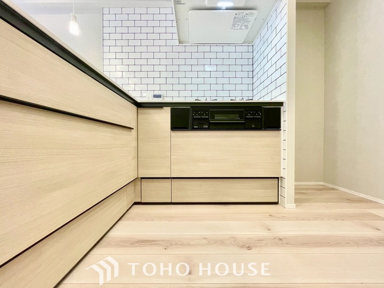 キッチン 【KITCHEN】◆ワクワク◆開放的で機能性も高いシステムキッチン。お子様は毎日のご飯にワクワク！