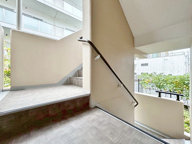設備 共用部の階段です。明るく清潔に管理されています。
