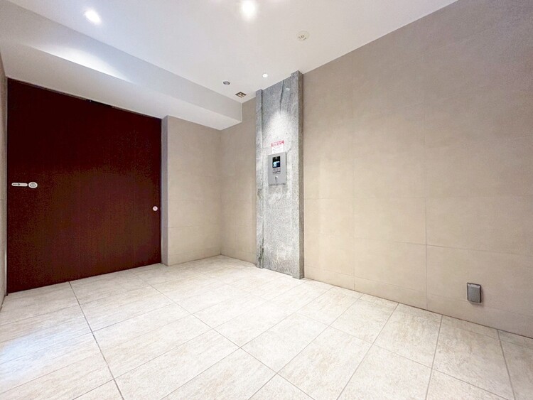 エントランス 綺麗に整備されており、行き届いた管理体制をうかがわせます。