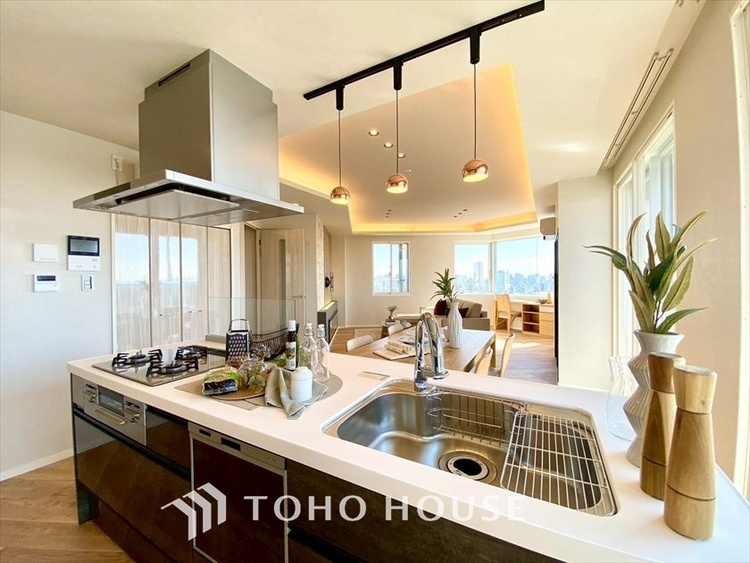 キッチン 【KITCHEN】◆ワクワク◆開放的で機能性も高いシステムキッチン。お子様は毎日のご飯にワクワク！