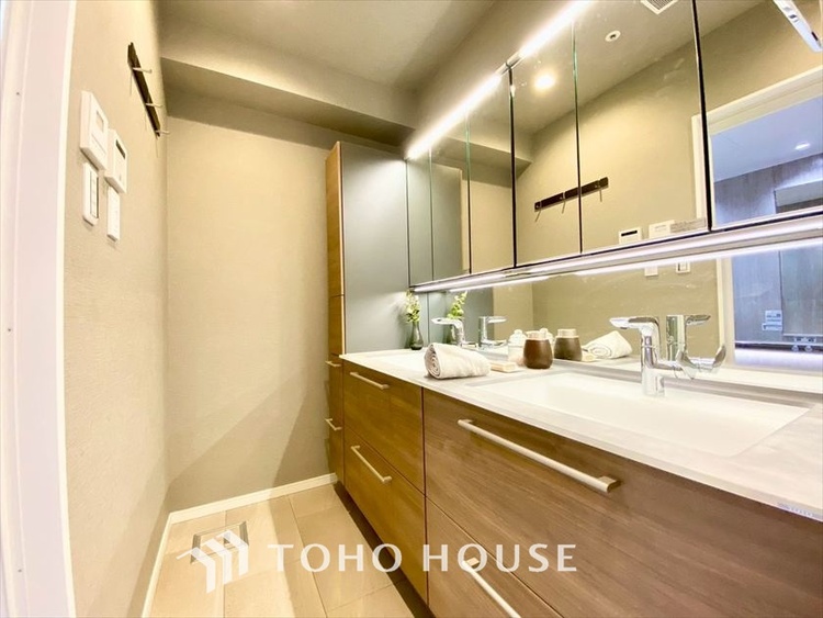 洗面 【WASHROOM】◆快適◆煌びやかな暮らしの中にも忘れたくない快適さ。大きな収納が助けてくれます。