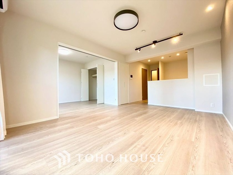 内装 【LIVING】◆陽光◆が差し込む。この開放的なLDKに家族の笑顔が集う。家族が一緒に過ごす空間は明るく、そして居心地よく。