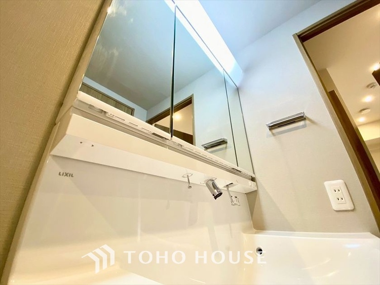 洗面 【WASHROOM】◆快適◆煌びやかな暮らしの中にも忘れたくない快適さ。大きな収納が助けてくれます。