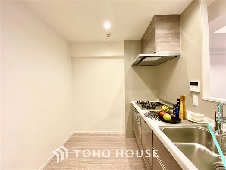 キッチン 【KITCHEN】◆ワクワク◆開放的で機能性も高いシステムキッチン。お子様は毎日のご飯にワクワク！